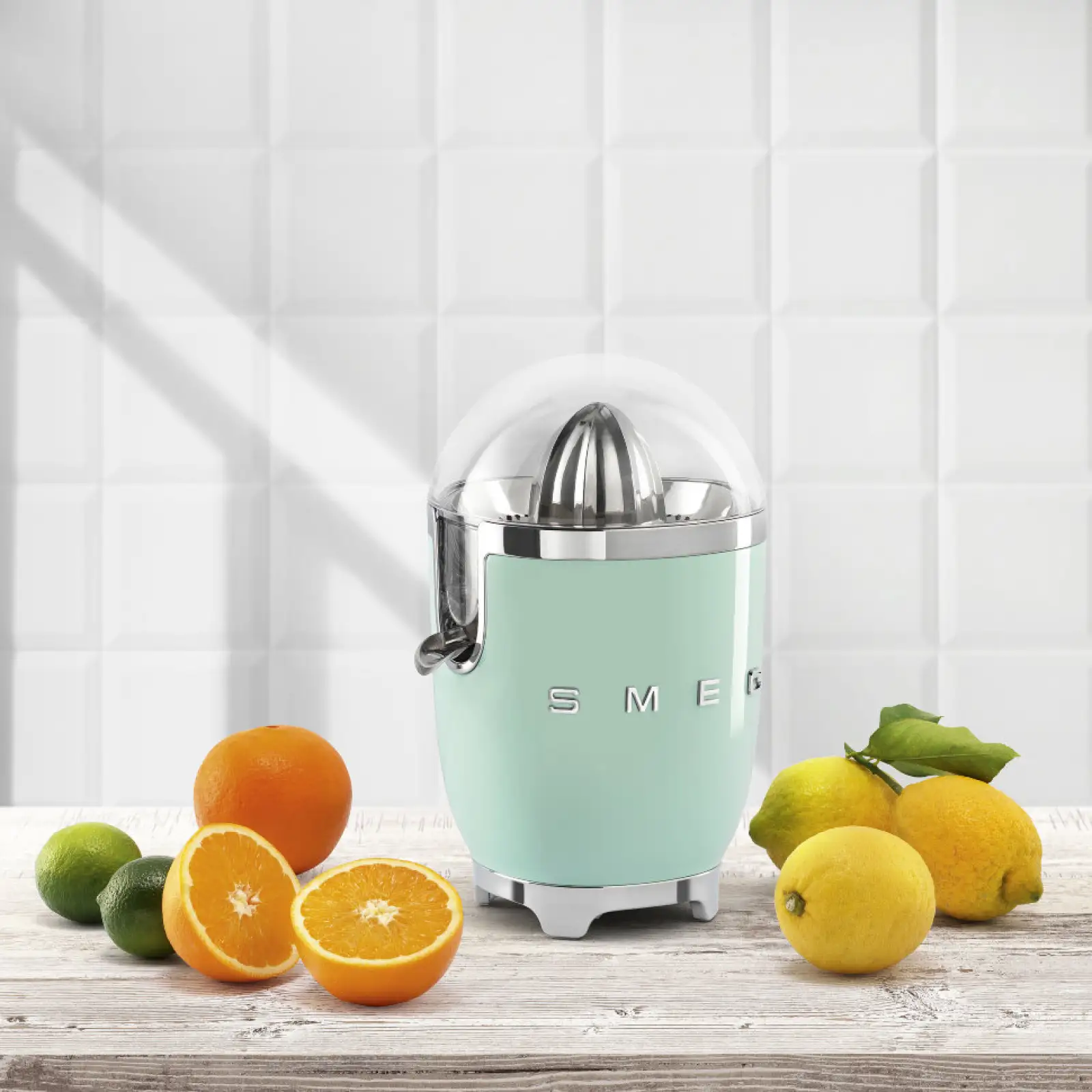 Соковитискач для цитрусових Smeg CJF01PGEU