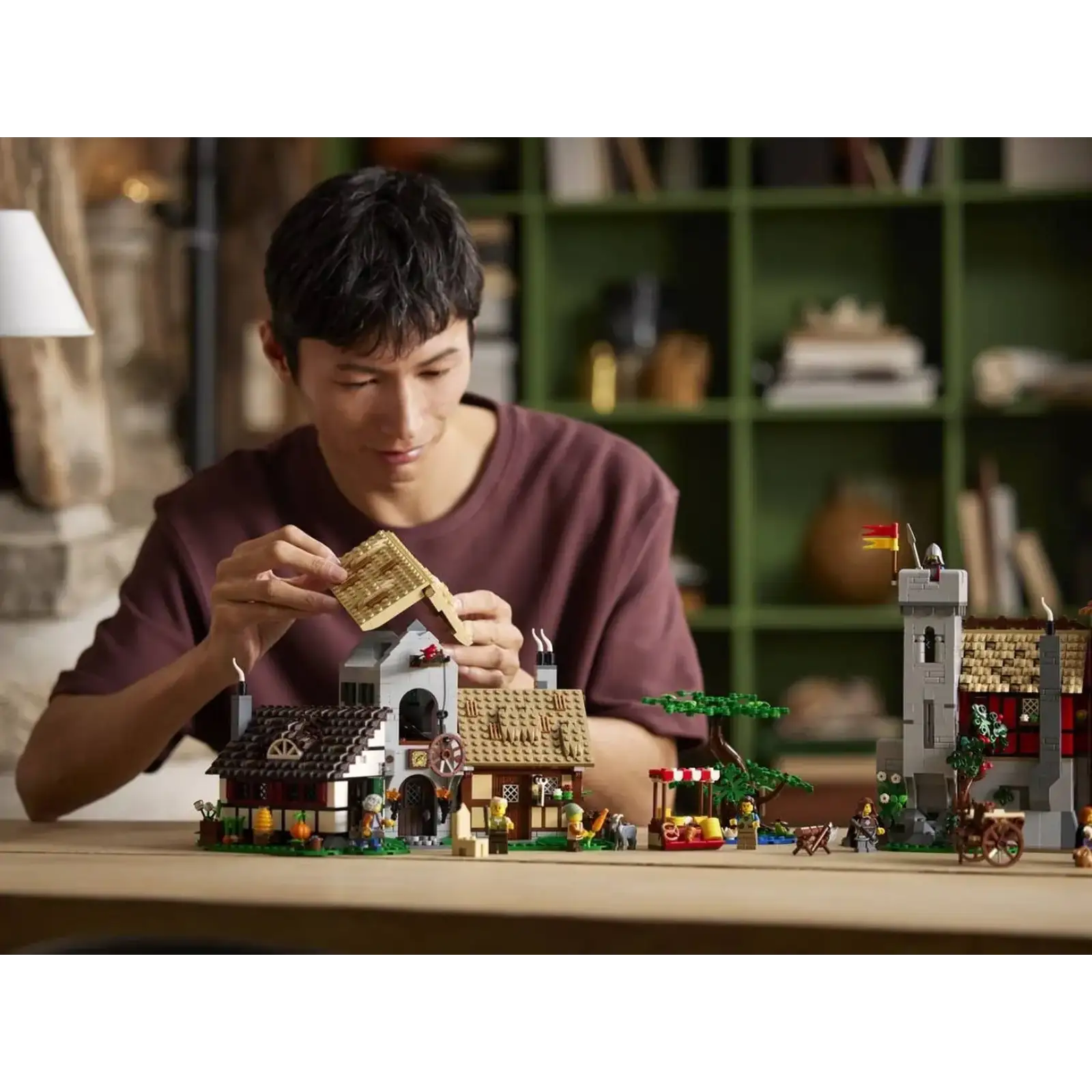 Конструктор LEGO Icons Средневековая городская площадь (10332)
