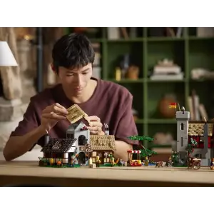 Конструктор LEGO Icons Средневековая городская площадь (10332)