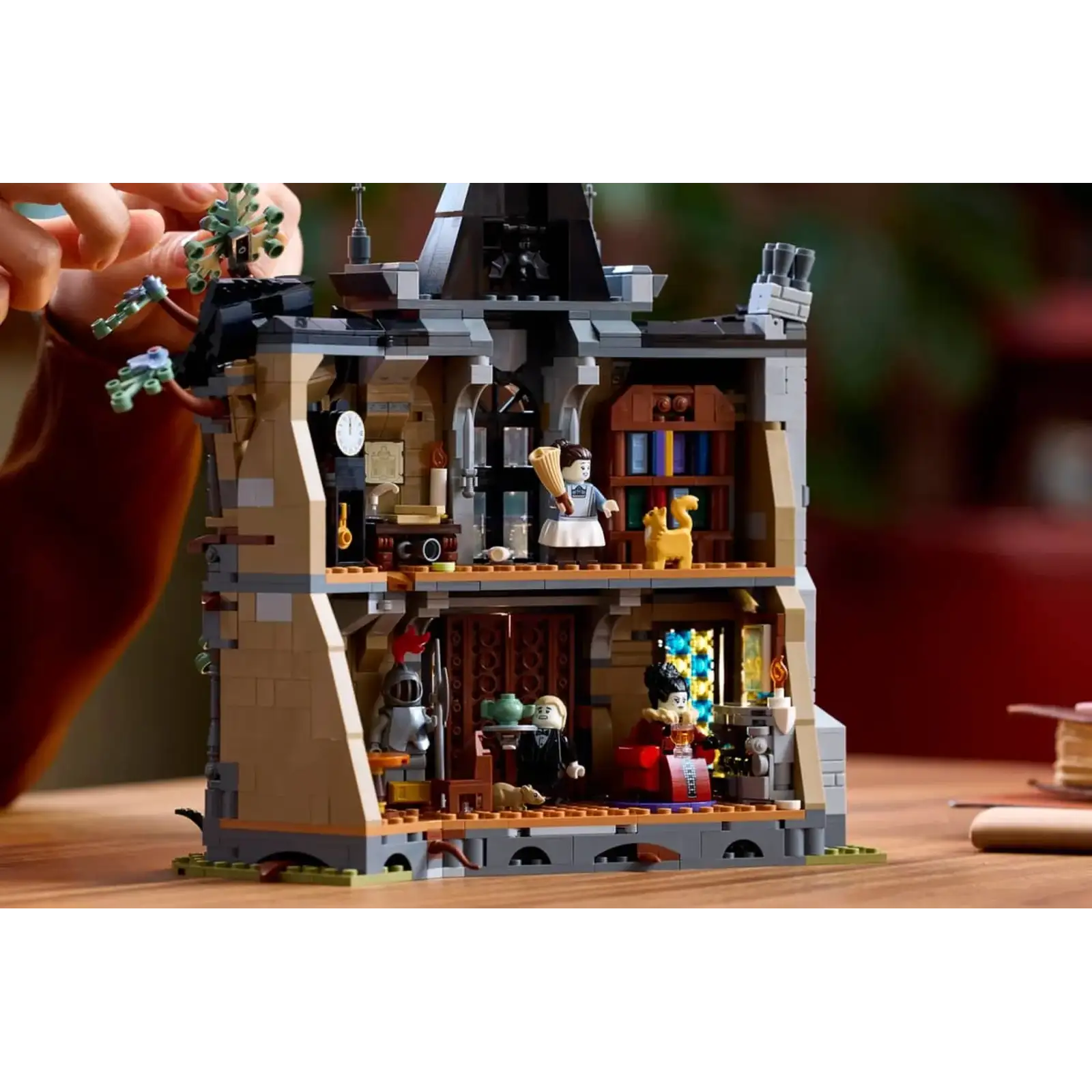 Конструктор LEGO Icons Имение госпожи мэра (11383)