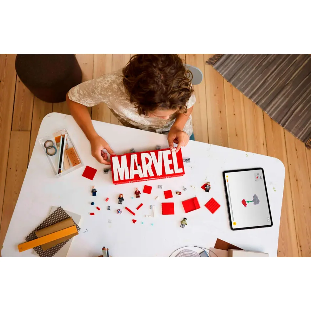 Конструктор LEGO Super Heroes Логотип и минифигурки MARVEL (76313)