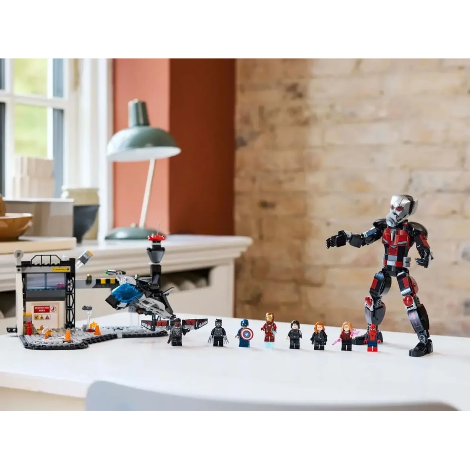 Конструктор LEGO Super Heroes Первый мститель: Противостояние Приключенческая битва 736 деталей (76314)