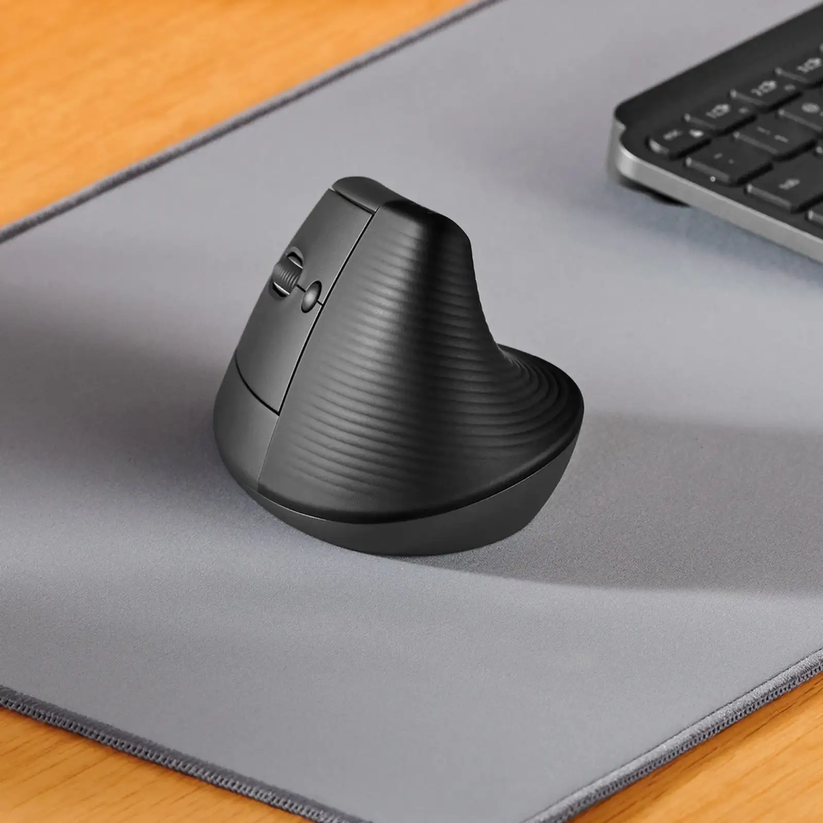 Миша LOGITECH Lift Vertical Ergonomic Wireless/BT Graphite (910-006474)