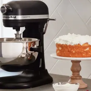 Сладкий март на кухне: какая техника поможет готовить десерты дома без лишних хлопот