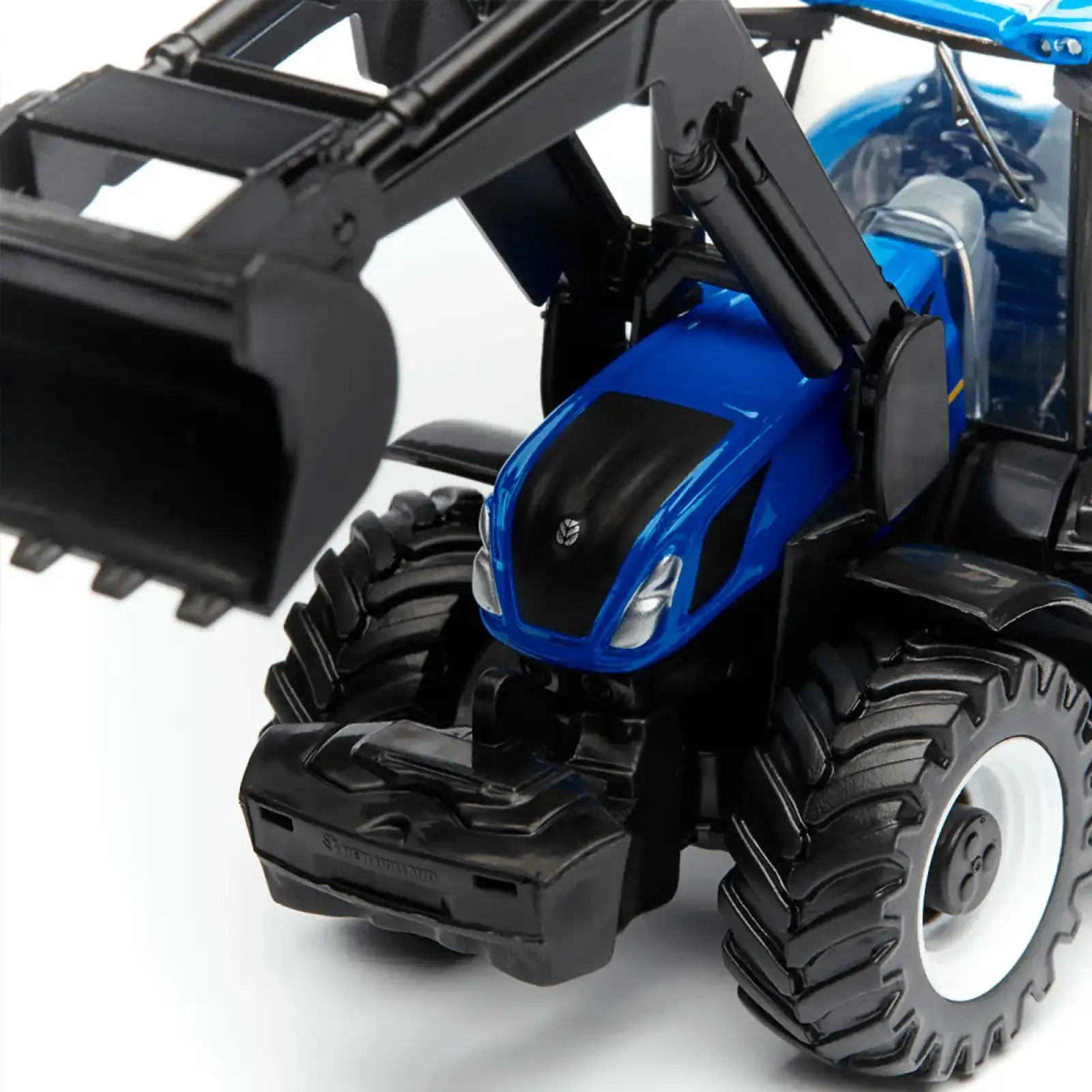 Модель серии Farm - ТРАКТОР NEW HOLLAND T7.315 с фронтальным погрузчиком (синий, 1:32) Bburago (18-31632)