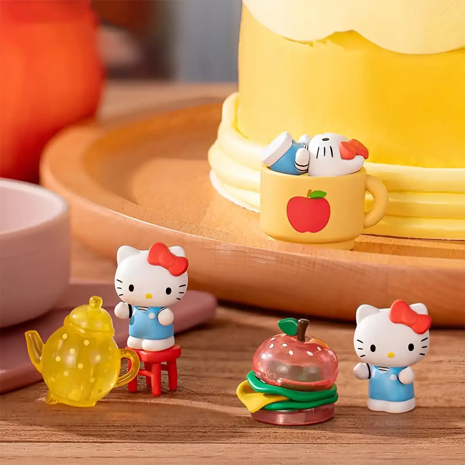 Фігурка-сюрприз POP TOP HELLO KITTY – ЯБЛУЧНИЙ ВОРКШОП (в ас.) (24WH-007)