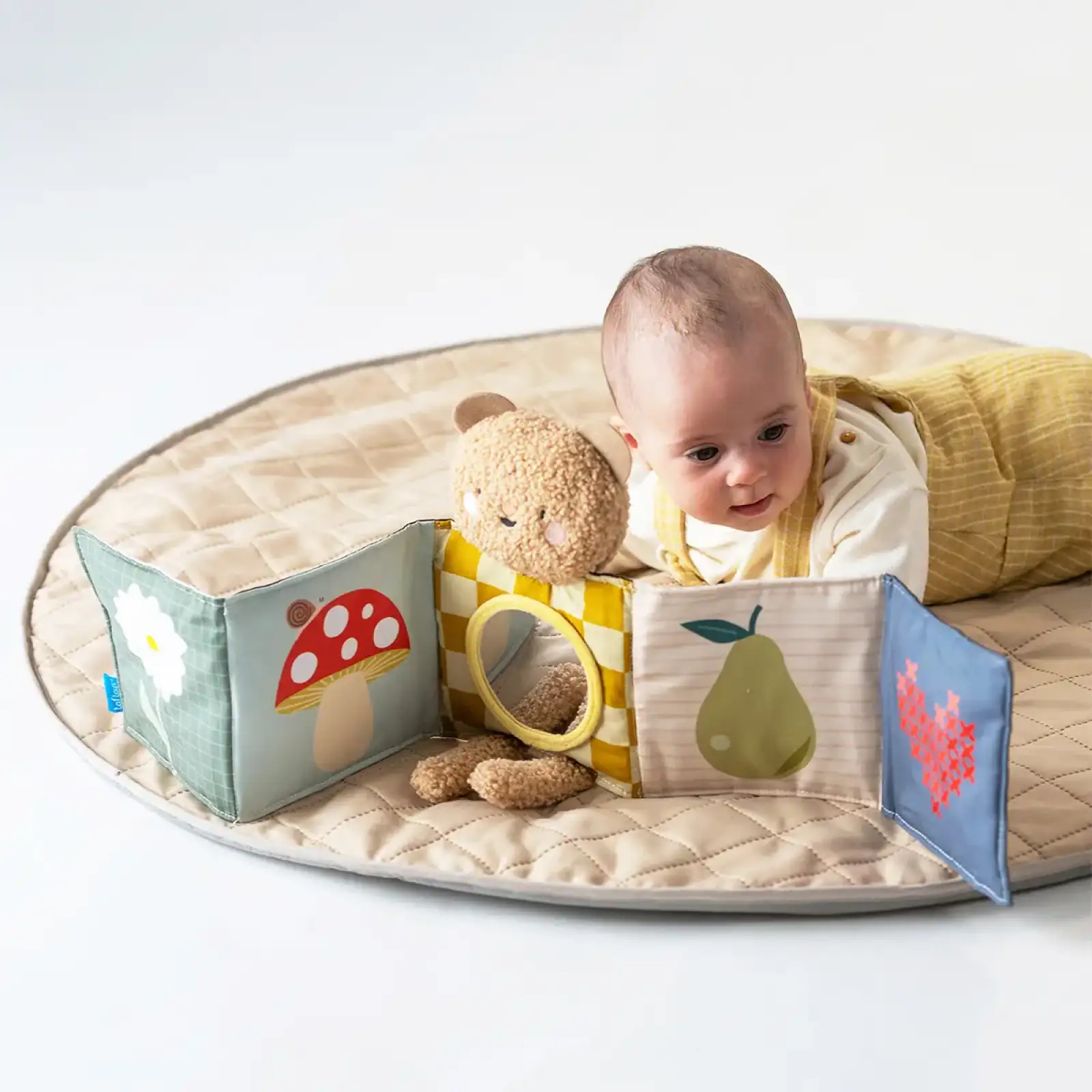 Розвивальна книжка-розкладушка 2-в-1 – ОБІЙМИ ВЕДМЕДИКА Taf Toys (13795)