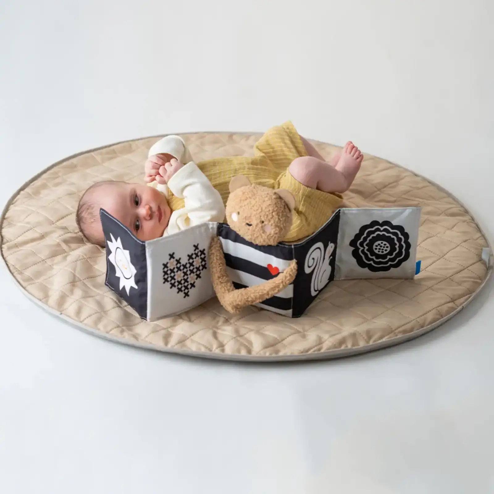 Розвивальна книжка-розкладушка 2-в-1 – ОБІЙМИ ВЕДМЕДИКА Taf Toys (13795)