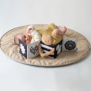 Розвивальна книжка-розкладушка 2-в-1 – ОБІЙМИ ВЕДМЕДИКА Taf Toys (13795)