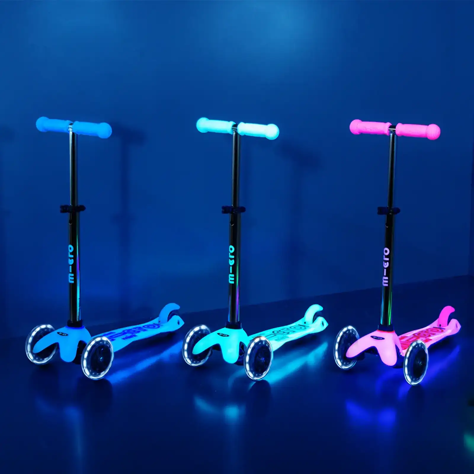 Самокат MICRO Mini Deluxe Glow LED синій (MMD215) UA