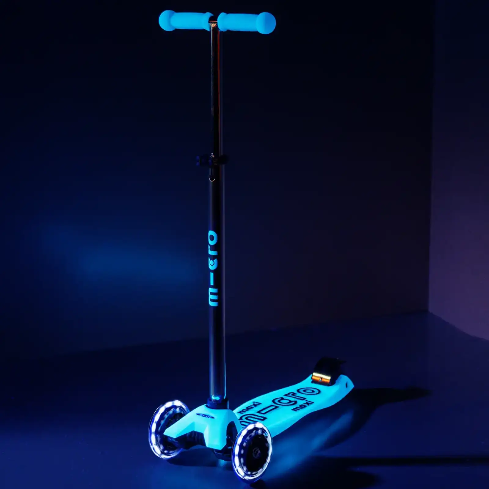 Самокат MICRO Maxi Deluxe Glow LED Синій (MMD366) UA