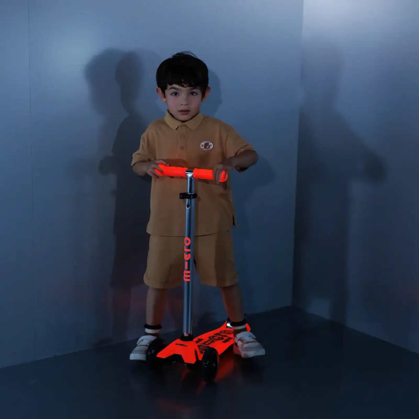 Самокат MICRO Maxi Deluxe Glow LED червоний (MMD368) UA