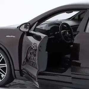 Автомодель PORSCHE MACAN 4 ELECTRIC (чорний, 1:24) Bburago (18-21114)