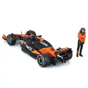 Автомодель з фігуркою - MCLAREN MCL38 (1:24) Bburago (18-28040)