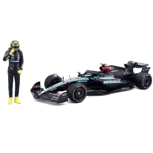 Автомодель с фигуркой – MERCEDES-AMG PETRONAS F1 W15 (2024) (1:24) Bburago (18-28069 (#44))