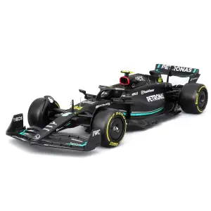 Автомодель с фигуркой – MERCEDES-AMG PETRONAS F1 W15 (2024) (1:24) Bburago (18-28069 (#44))