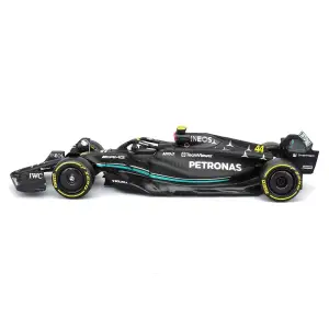 Автомодель с фигуркой – MERCEDES-AMG PETRONAS F1 W15 (2024) (1:24) Bburago (18-28069 (#44))