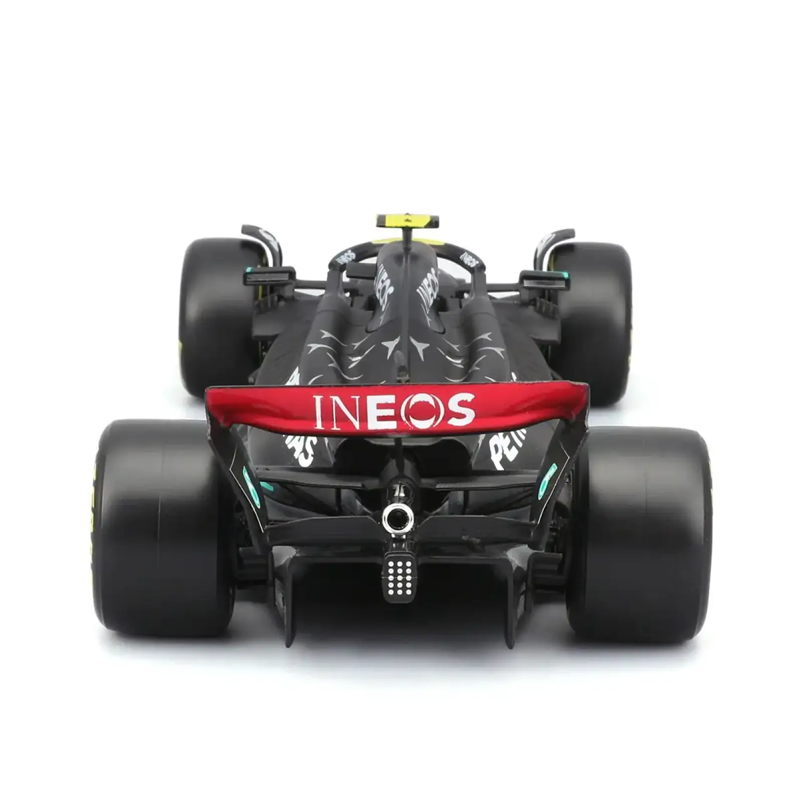 Автомодель с фигуркой – MERCEDES-AMG PETRONAS F1 W15 (2024) (1:24) Bburago (18-28069 (#44))