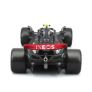 Автомодель с фигуркой – MERCEDES-AMG PETRONAS F1 W15 (2024) (1:24) Bburago (18-28069 (#44))