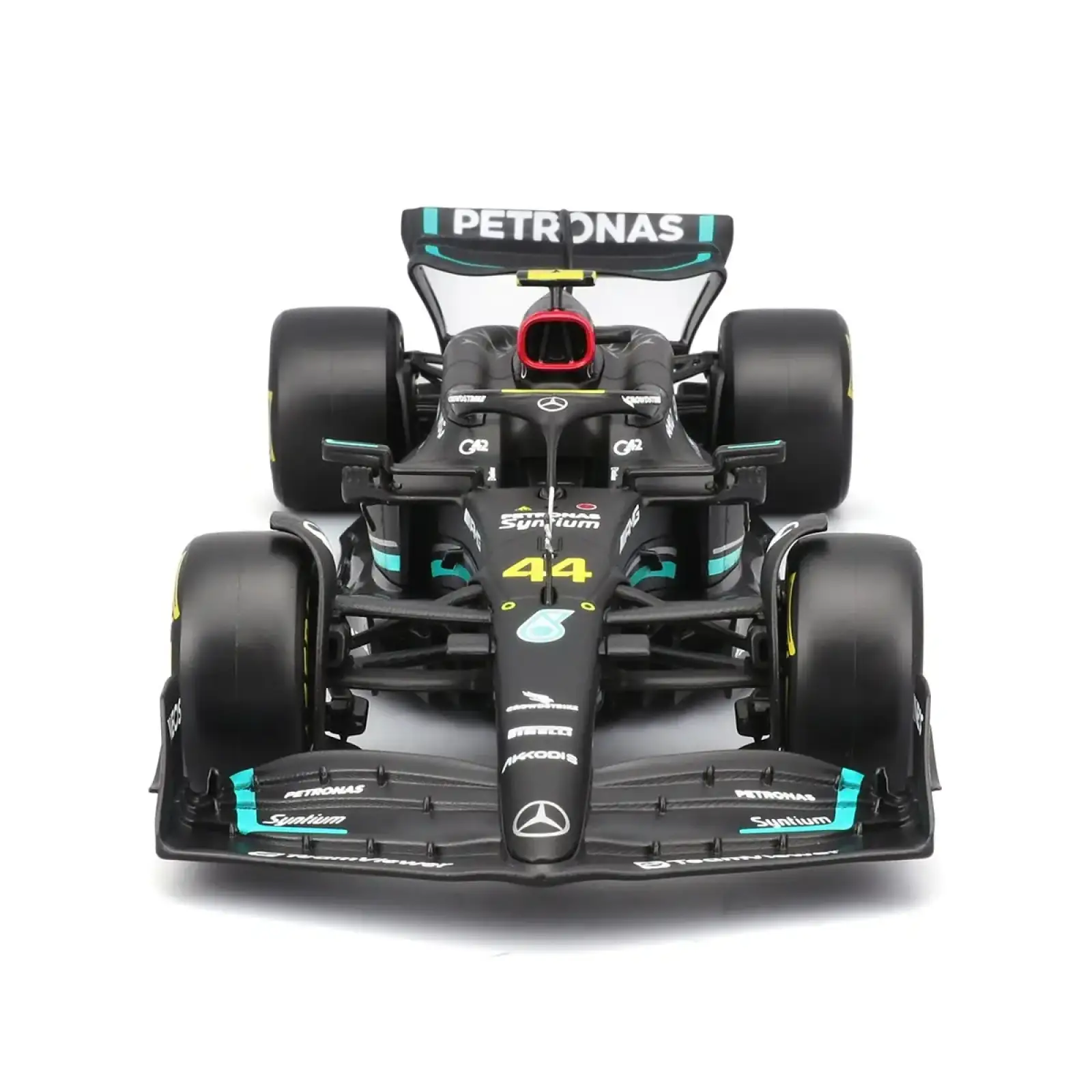 Автомодель с фигуркой – MERCEDES-AMG PETRONAS F1 W15 (2024) (1:24) Bburago (18-28069 (#44))