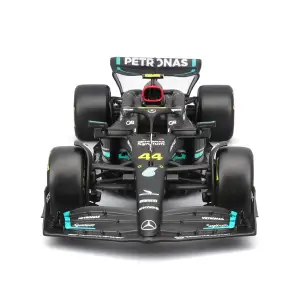 Автомодель с фигуркой – MERCEDES-AMG PETRONAS F1 W15 (2024) (1:24) Bburago (18-28069 (#44))