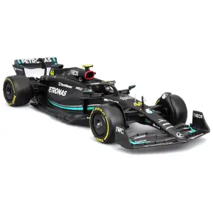 Автомодель с фигуркой – MERCEDES-AMG PETRONAS F1 W15 (2024) (1:24) Bburago (18-28069 (#44))