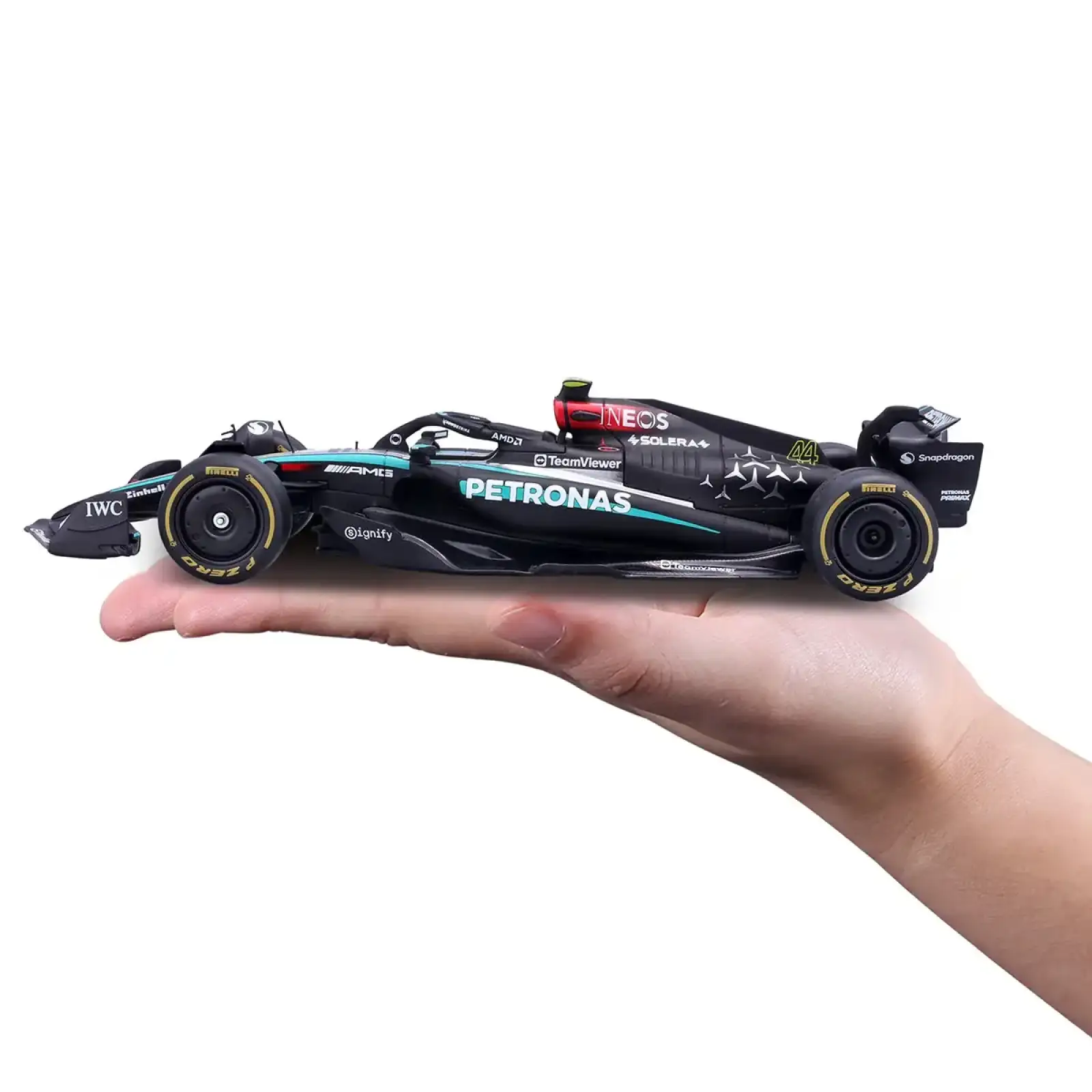 Автомодель с фигуркой – MERCEDES-AMG PETRONAS F1 W15 (2024) (1:24) Bburago (18-28069 (#44))