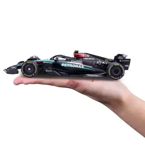 Автомодель с фигуркой – MERCEDES-AMG PETRONAS F1 W15 (2024) (1:24) Bburago (18-28069 (#44))