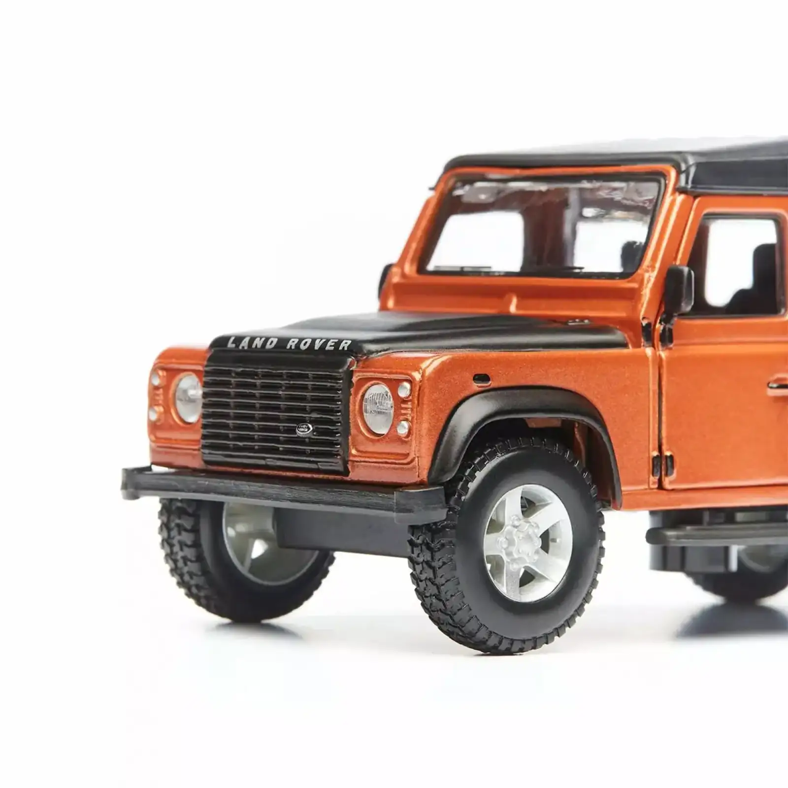 Автомодель LAND ROVER DEFENDER 110 (ассорти белый, оранжевый металлик 1:32) Bburago (18-43029)