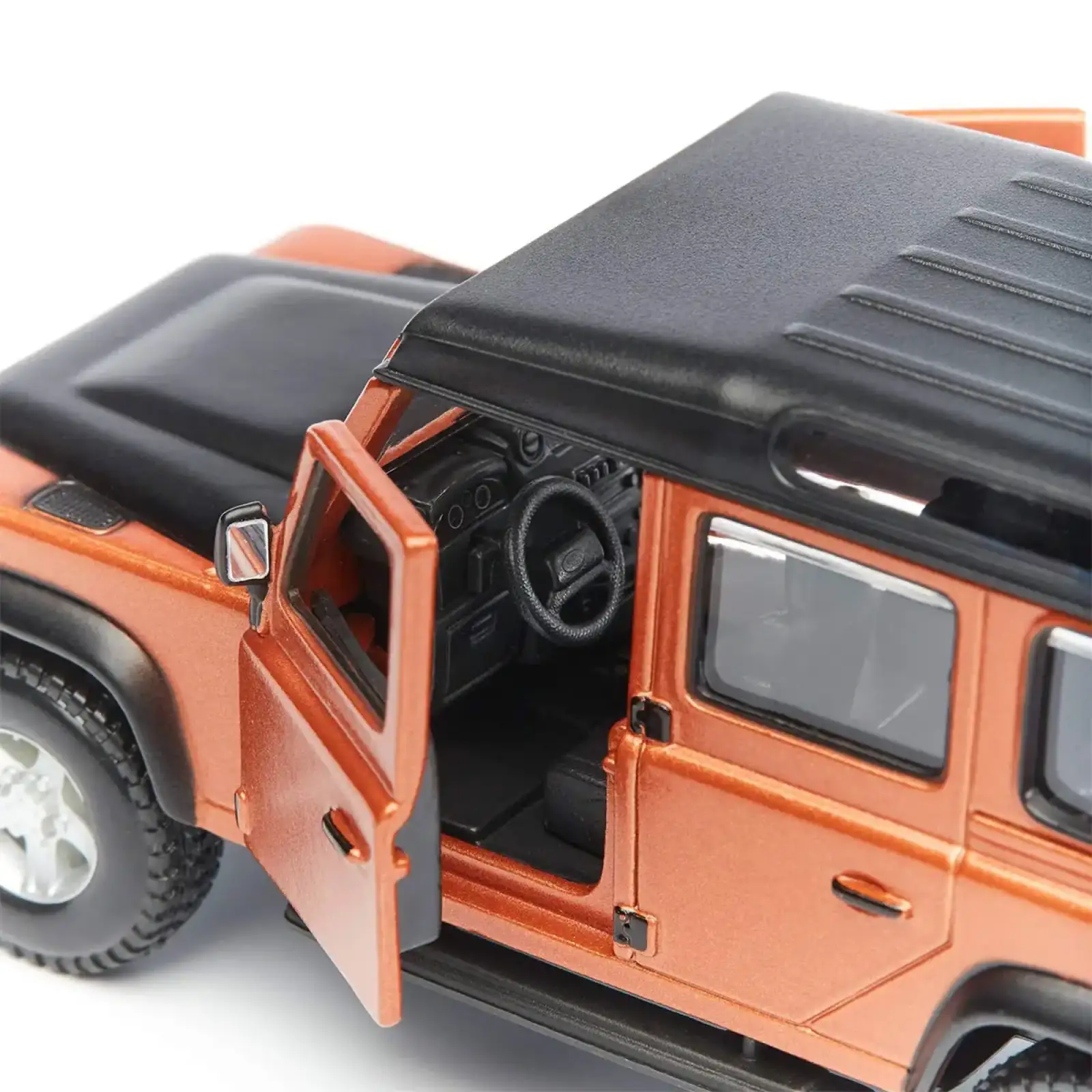 Автомодель LAND ROVER DEFENDER 110 (ассорти белый, оранжевый металлик 1:32) Bburago (18-43029)