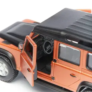 Автомодель LAND ROVER DEFENDER 110 (ассорти белый, оранжевый металлик 1:32) Bburago (18-43029)