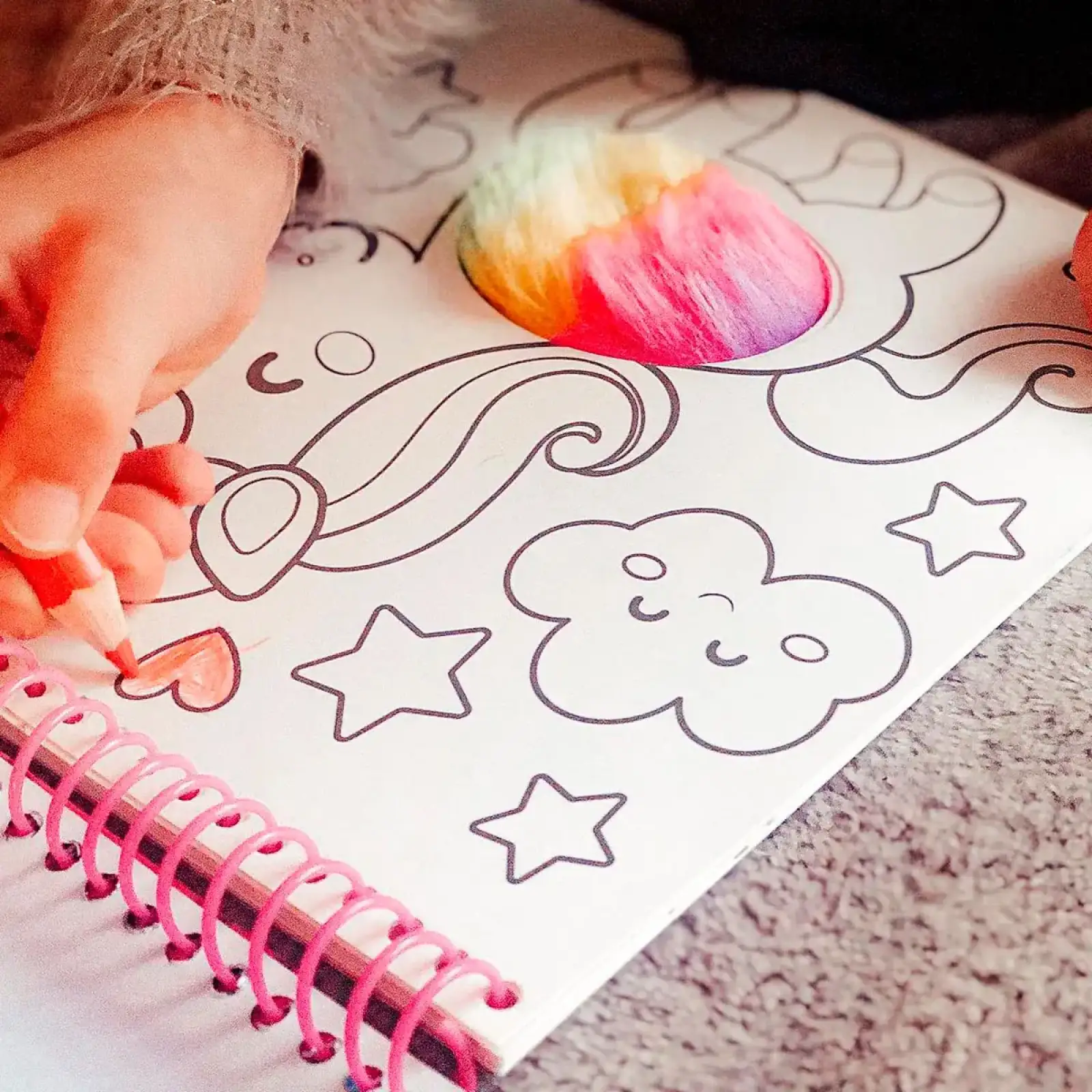 Книжка-розмальовка - ПУХНАСТИКИ (15 аркушів для розфарбовування, 40 стикерів із блискітками) SES Creative (0112S)