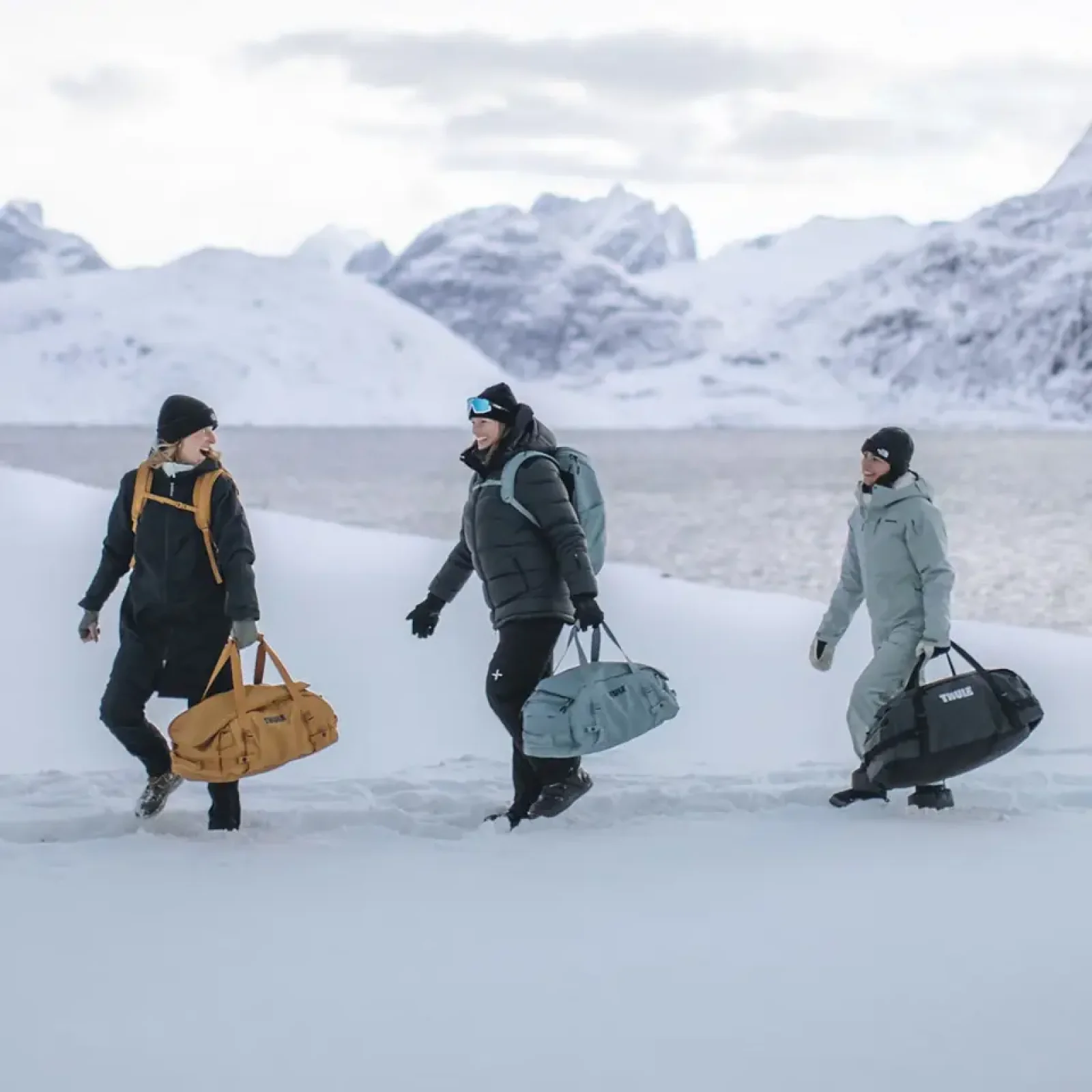 Дорожні сумки і рюкзаки THULE Chasm Duffel 30L TDSD-301 (Чорний) UA