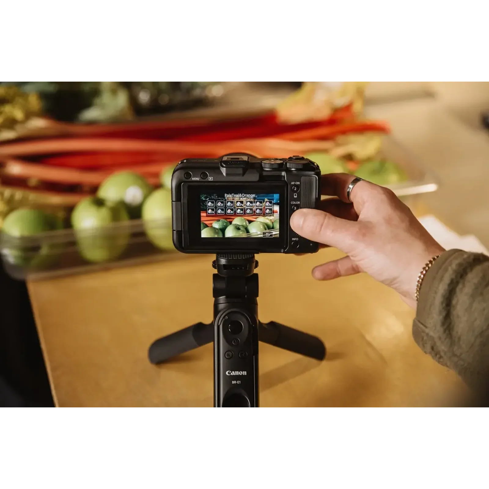 Цифрова камера CANON EOS R50 V RF-S 14-30 IS STM PZ Content Creator Kit UA