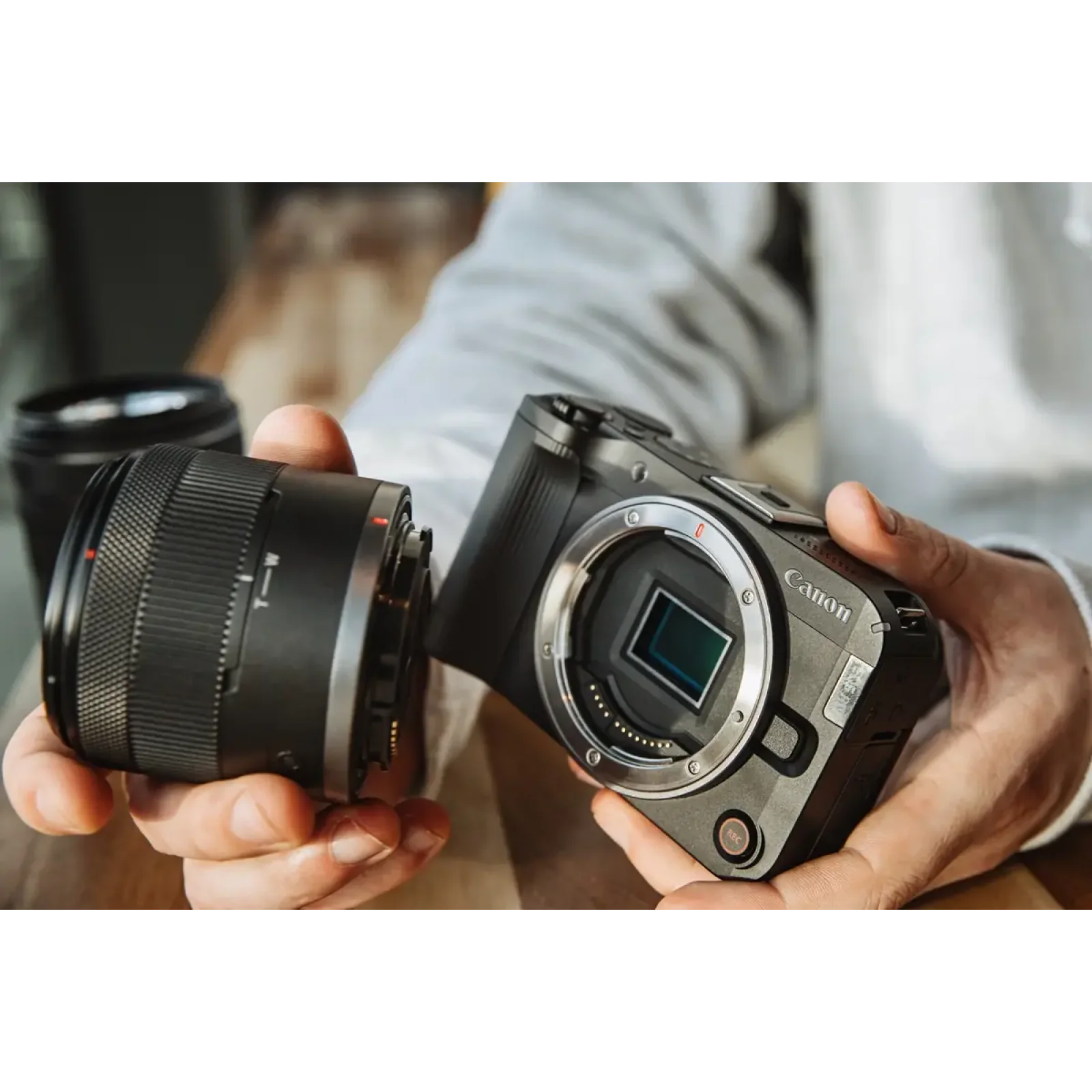 Цифрова камера CANON EOS R50 V RF-S 14-30 IS STM PZ Content Creator Kit UA