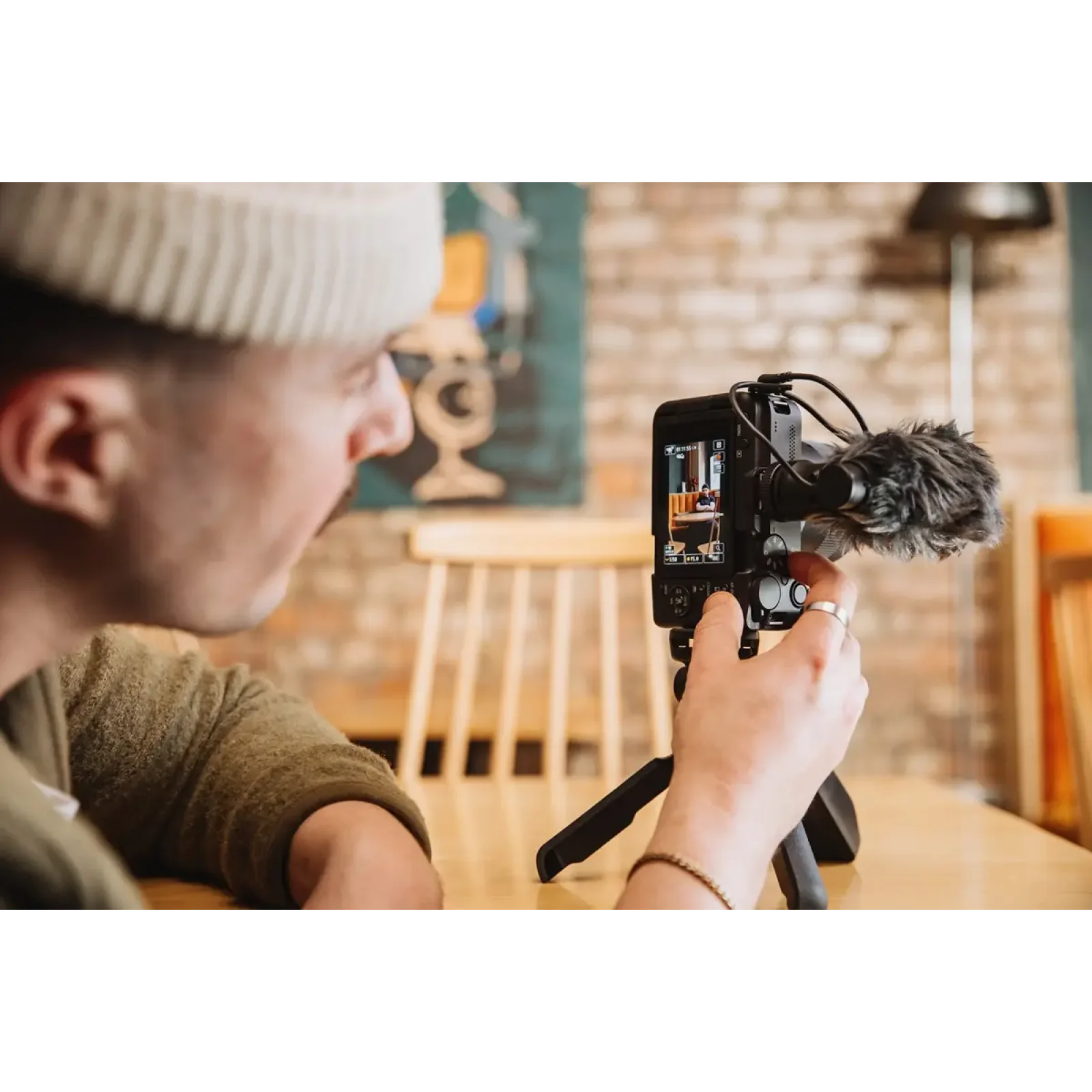 Цифрова камера CANON EOS R50 V RF-S 14-30 IS STM PZ Content Creator Kit UA