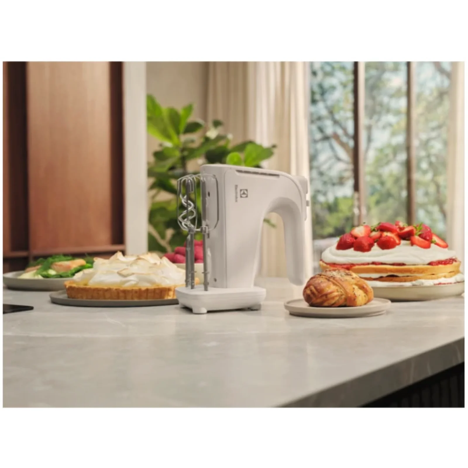 Ручной миксер Electrolux EHM4W UA