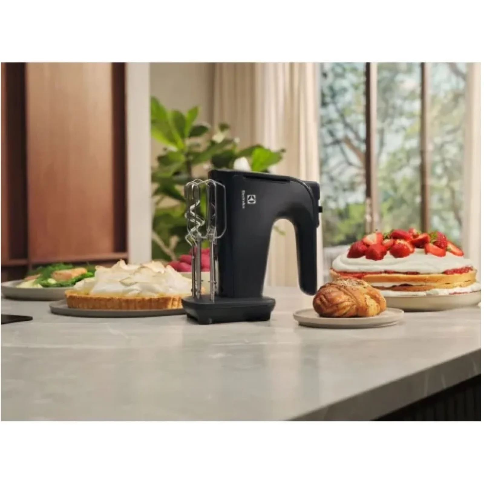 Ручной миксер Electrolux EHM4B UA