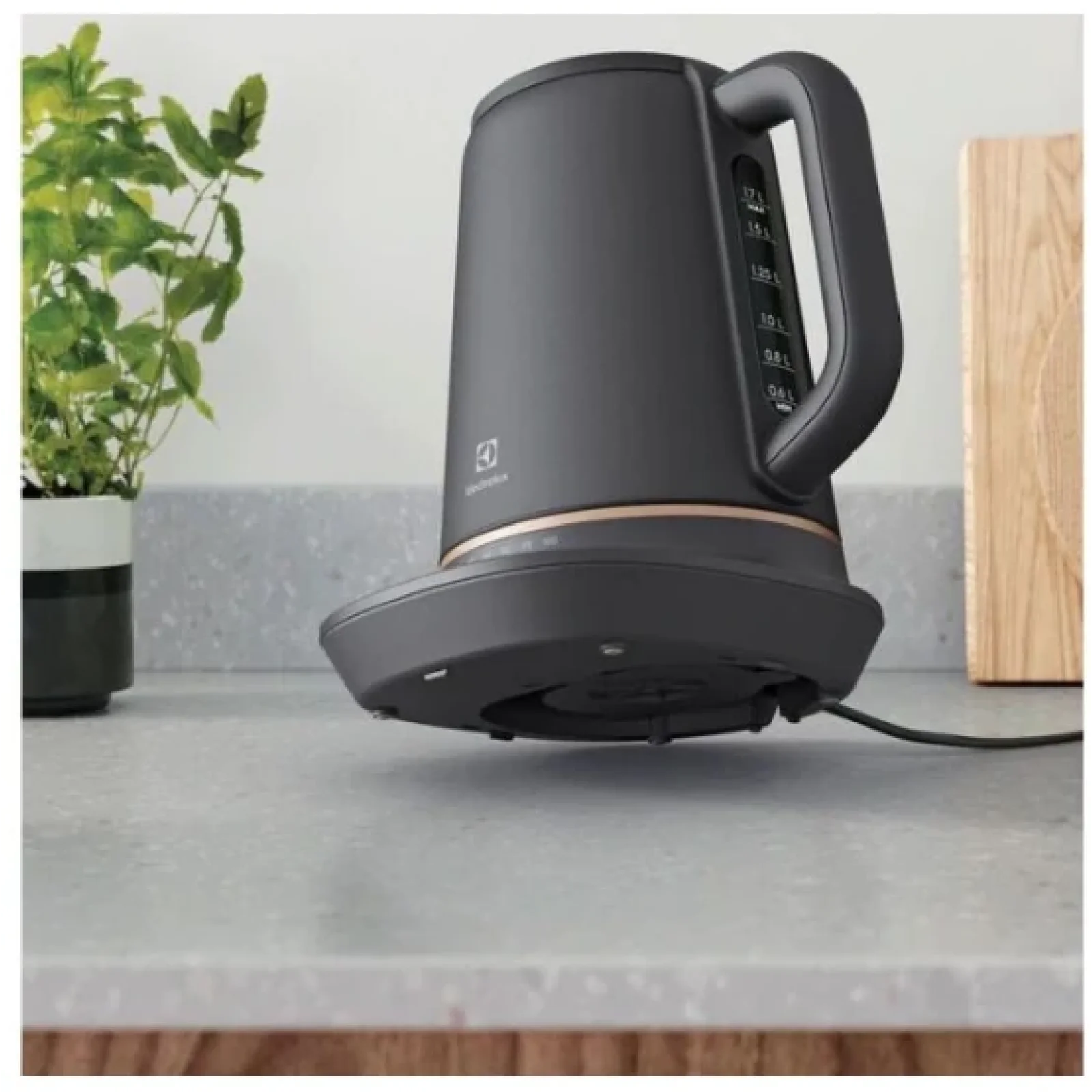 Электрочайник Electrolux E7K1-6BP UA