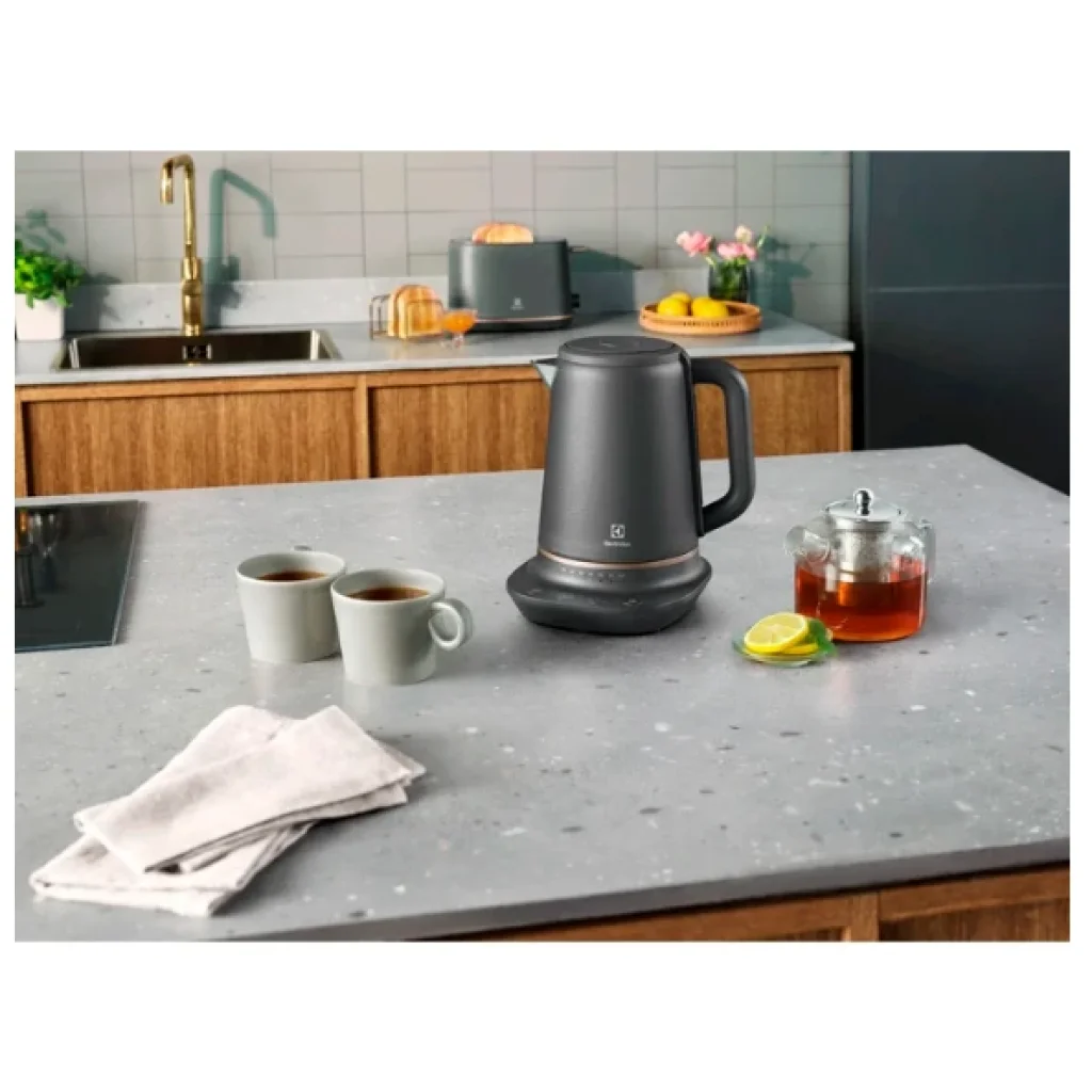 Электрочайник Electrolux E7K1-6BP UA