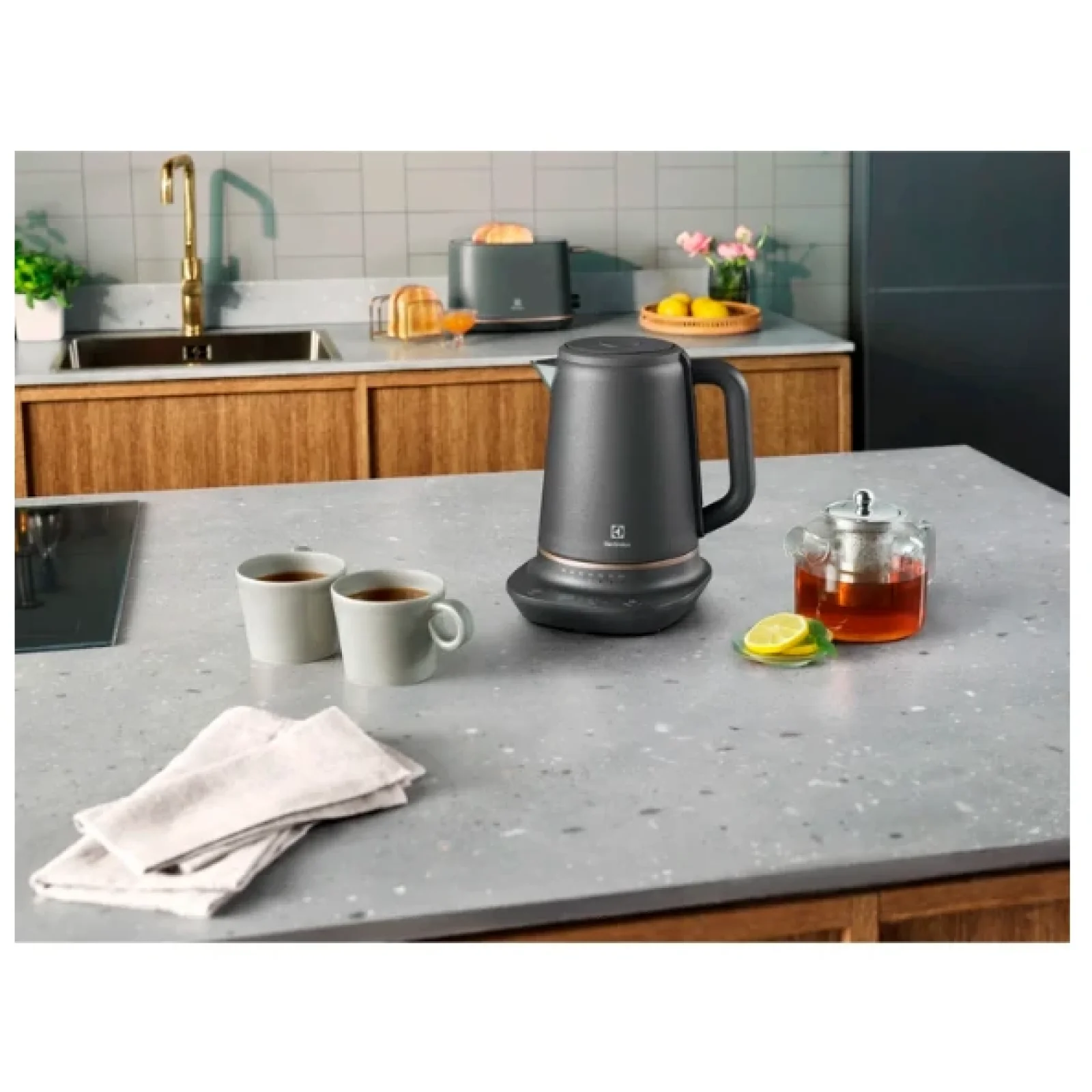 Электрочайник Electrolux E7K1-6BP UA