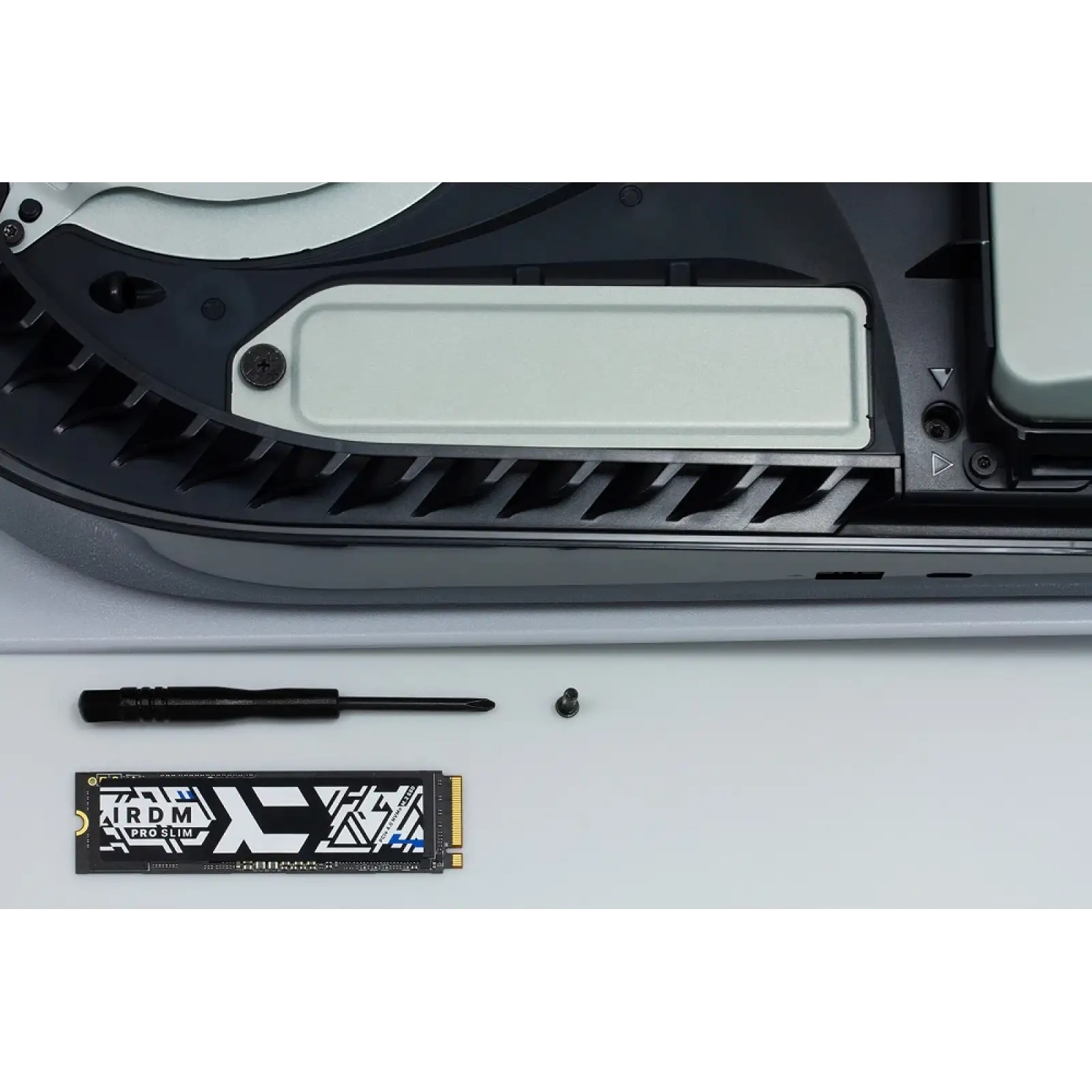 SSD накопитель Goodram IRDM PRO SLIM 2TB M.2 2280 PCIe 4x4 NVMe (IRP-SSDPR-P44S-2K0-80) UA
