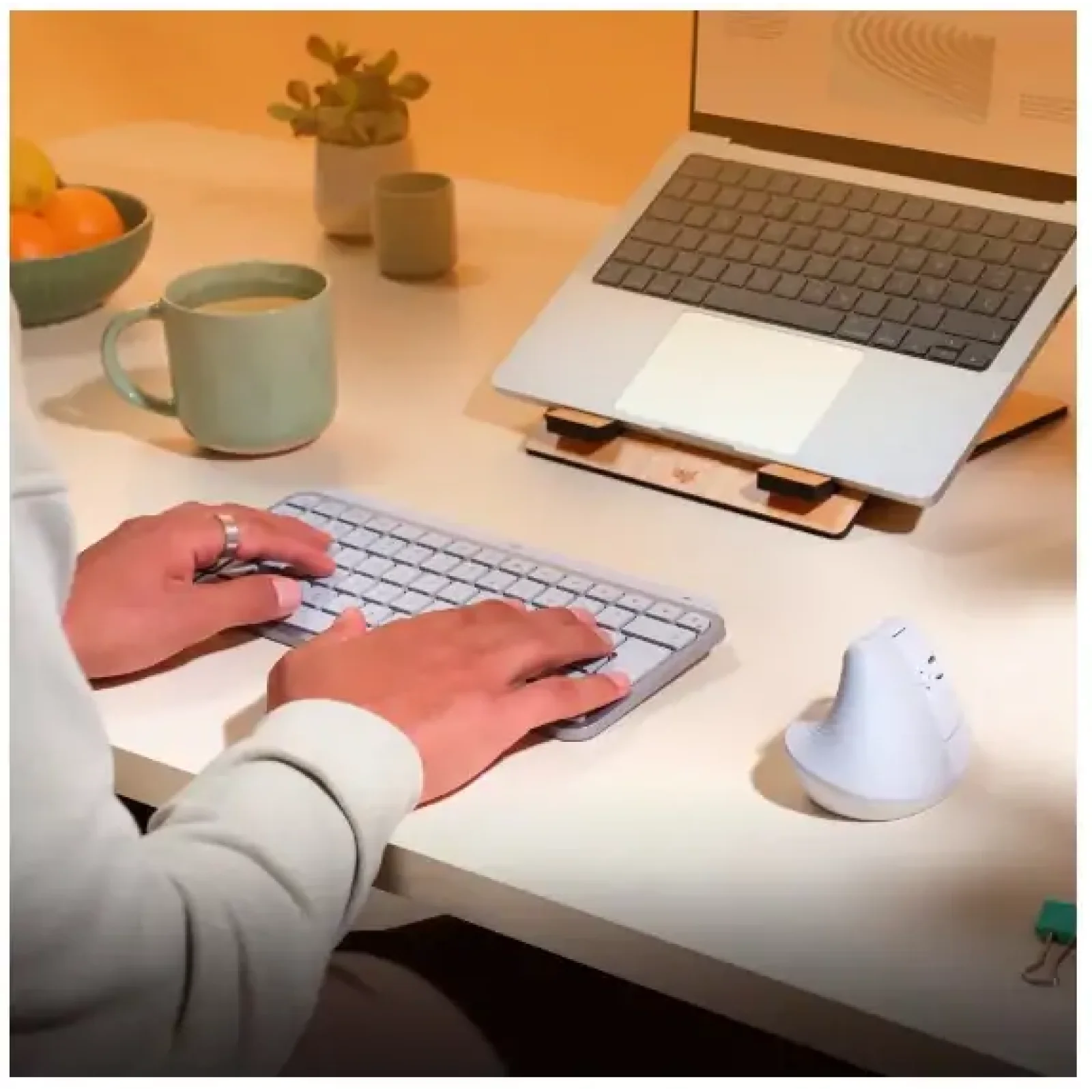 Мышь LOGITECH Lift for Mac Vertical Ergonomic, Off-White/Pale Grey (910-006477) UA