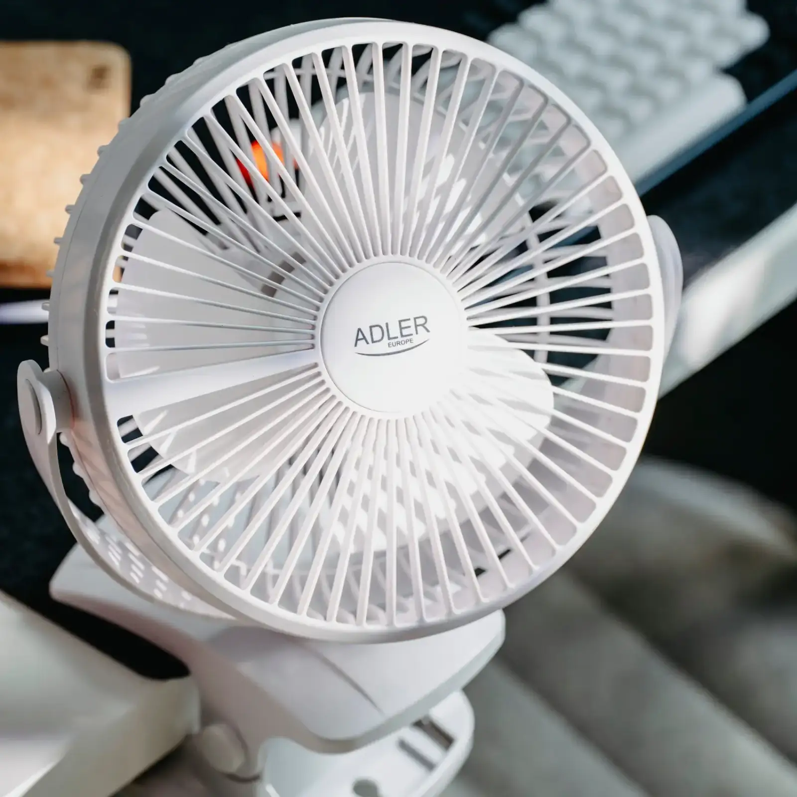 Вентилятор AdlerAD 7342 white настільний/ акумуляторний/ 5Вт/ D=15.5см/ USB-C/ білий (AD7342W) UA