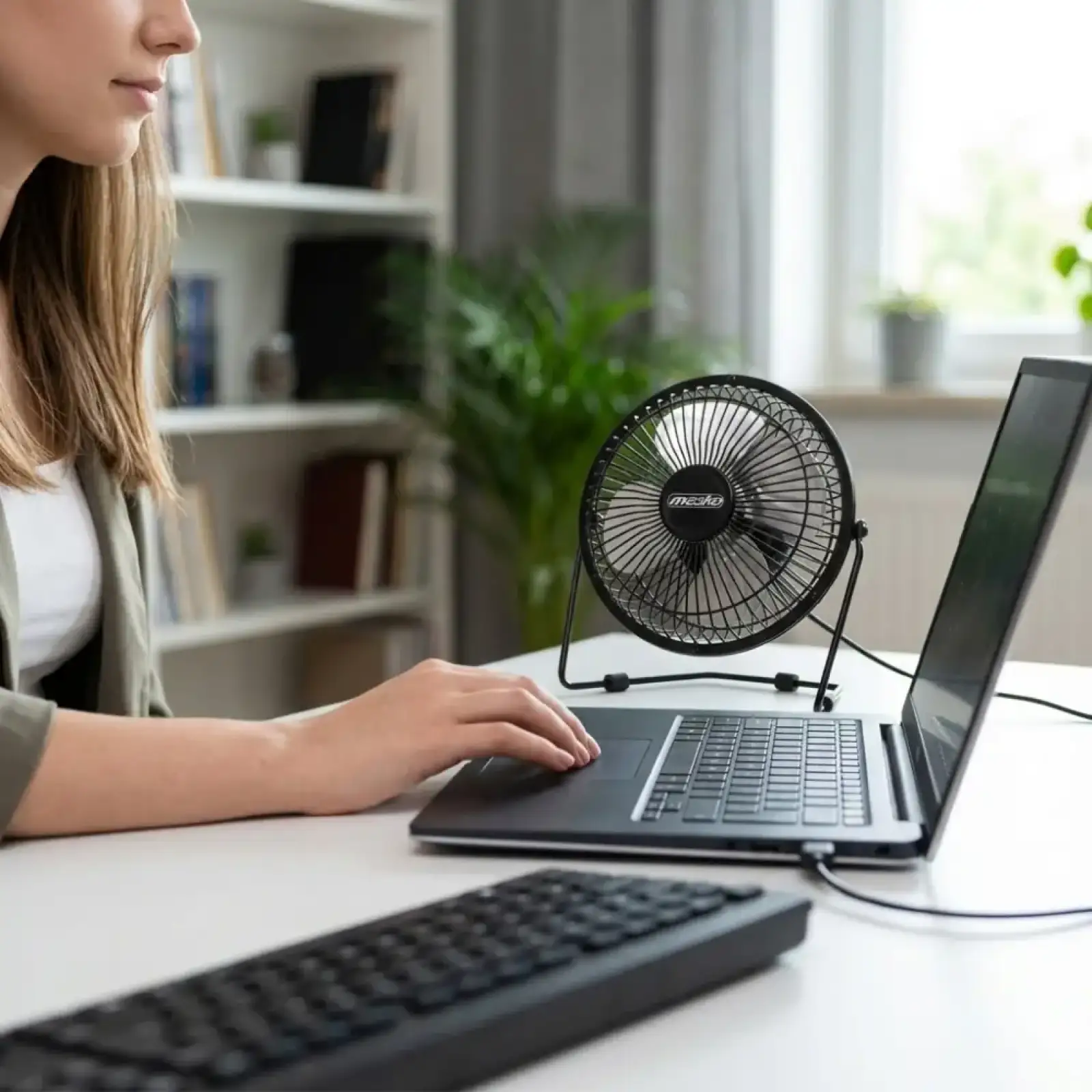 Вентилятор Mesko MS 7322 настільний/ USB/ 4,5Вт/ D=15см/ чорний (MS7322) UA