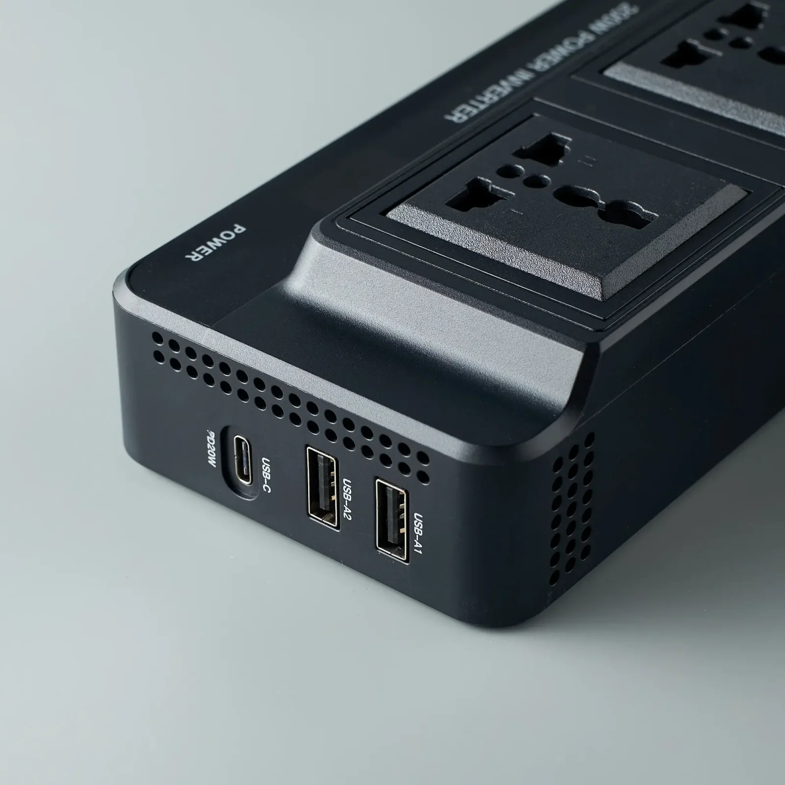 Авто-інвертор DC XC-37 (2*EU/2USB/PD/200W) чорний UA