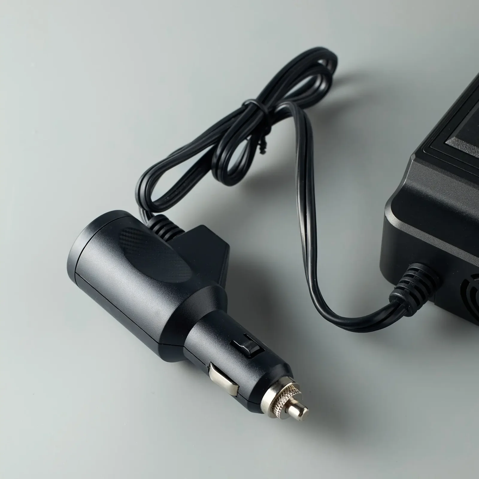 Авто-інвертор DC XC-37 (2*EU/2USB/PD/200W) чорний UA