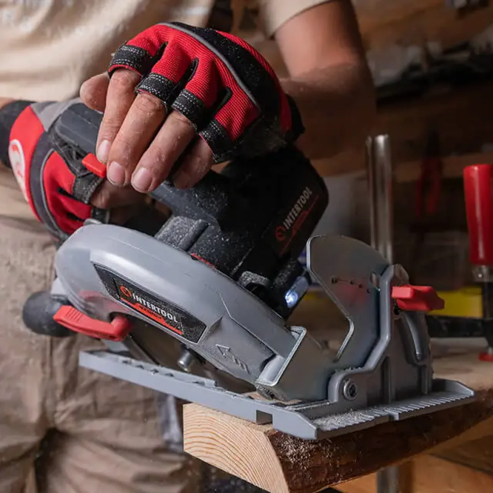 Пила дискова акумуляторна безщіткова 20 В, 4500 об/хв, кут 90°-45°, глибина розпилу 62/45 мм, диск 190×20 мм, без ЗП та АКБ INTERTOOL (WT-0371) UA