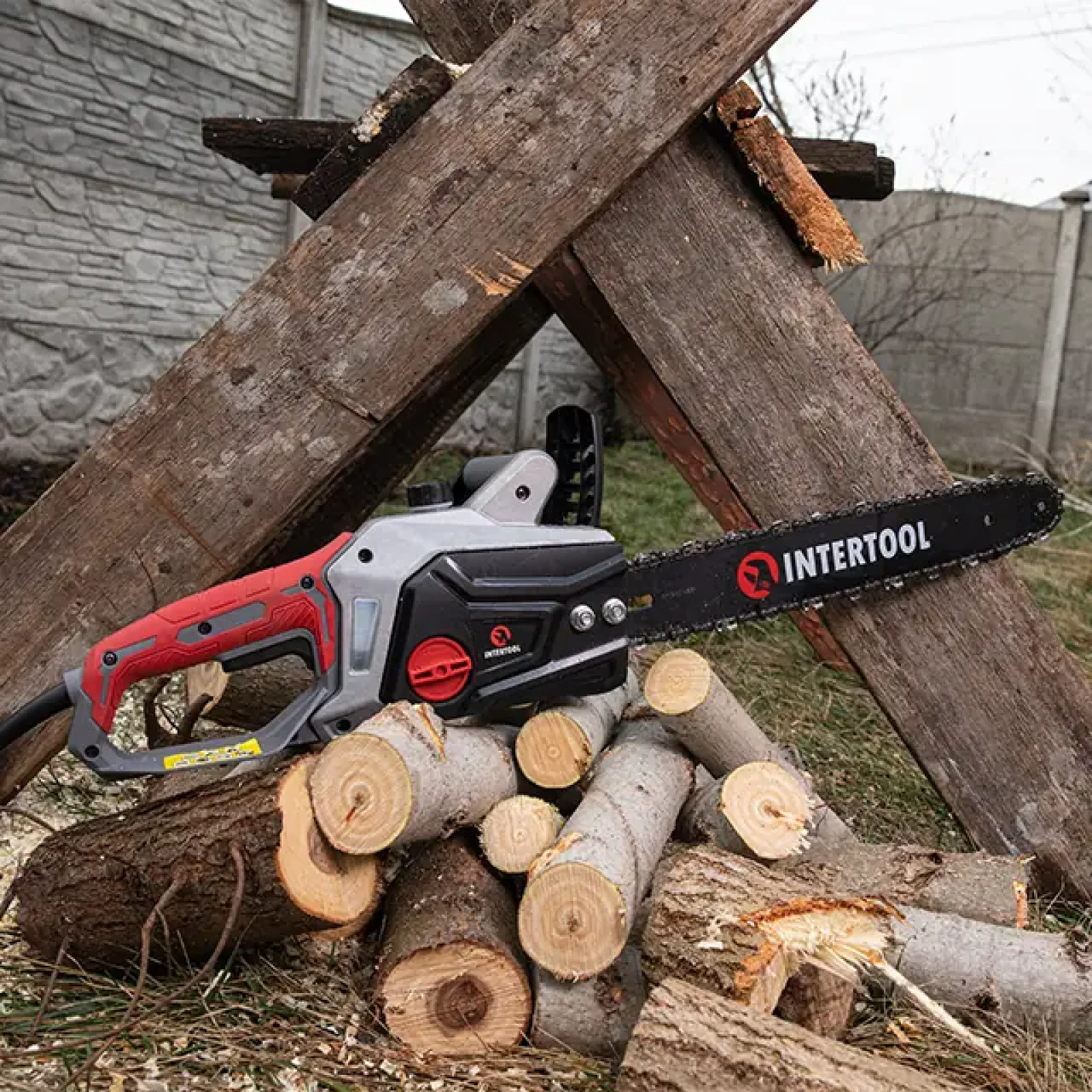 Пила ланцюгова електрична 1,6 кВт, шина 40 см, 11,2 м/с, боковий двигун INTERTOOL (DT-2200) UA