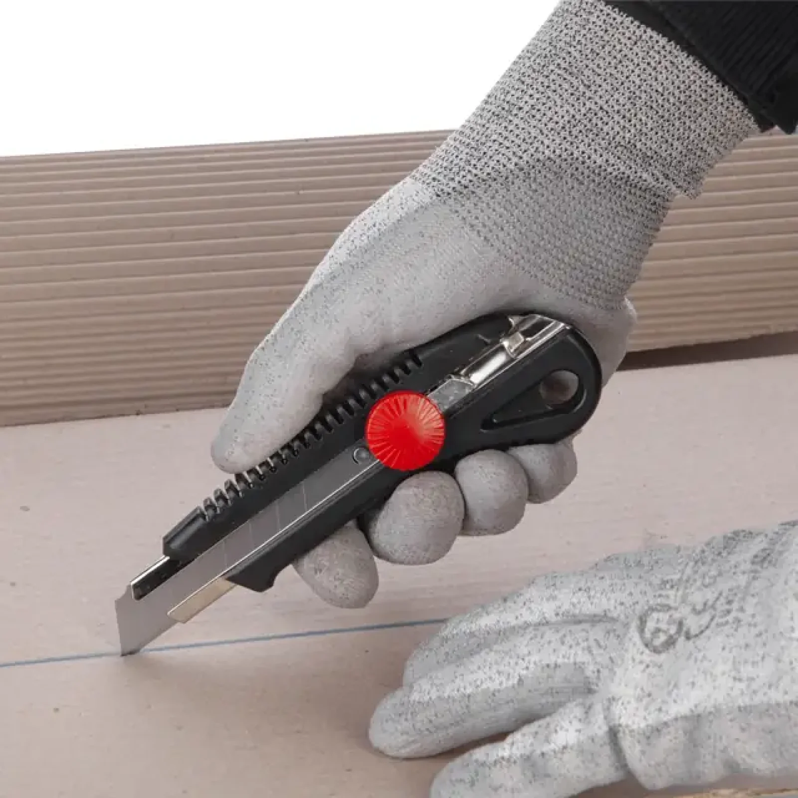 Ніж сегментний, 18 мм, металева напрямна, гвинтова фіксація INTERTOOL (HT-0502) UA